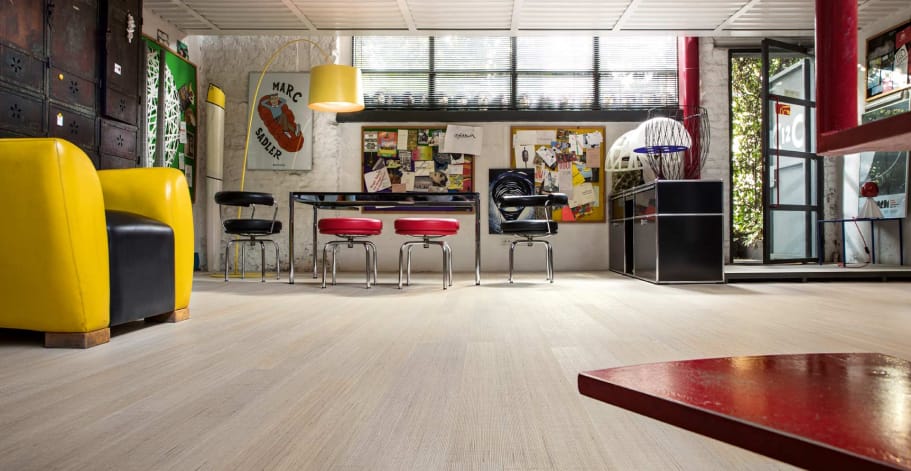 Parquet aux tons naturels dans une chambre