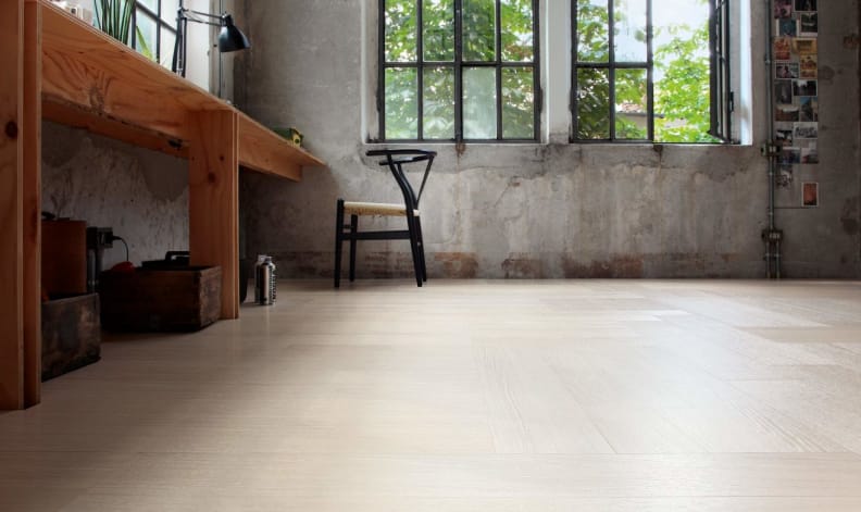 Parquet en bois noble dans une pièce moderne